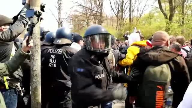 8.000 manifestantes se reunieron cerca del Bundestag para protestar contra la ley de Merkel para imponer medidas más duras contra el covid