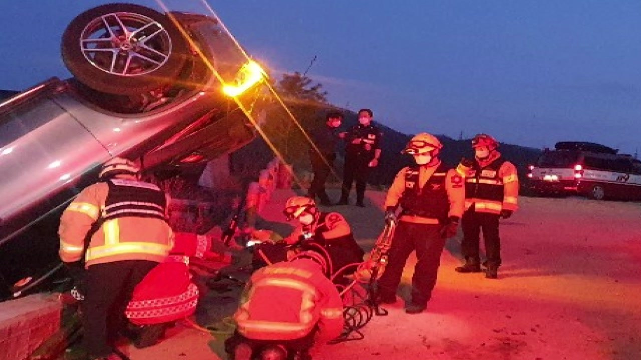 주차하던 승용차 4m 아래로 추락...2명 숨져 / YTN