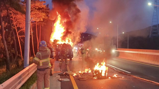 달리던 1톤 화물차에서 불...운전자 화상 입어 / YTN