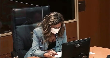 Un "inaguantable" desde un micrófono abierto interrumpe a la consejera de Salud en su comparecencia parlamentaria