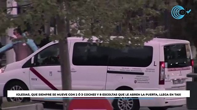 Iglesias, que siempre se mueve con 2 ó 3 coches y 8 escoltas que le abren la puerta, llega en taxi