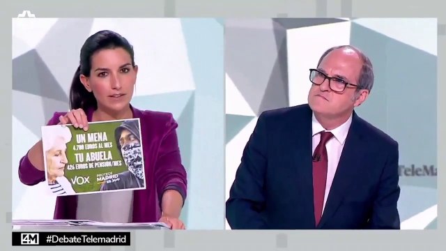 Monasterio expone el cartel de los menores no acompañados en el debate