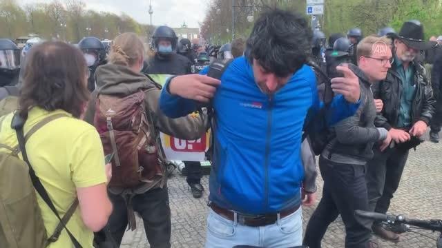 Alman hükümetinin Kovid-19 salgında izlediği politikanın protesto edildiği gösteriye polis müdahalesi