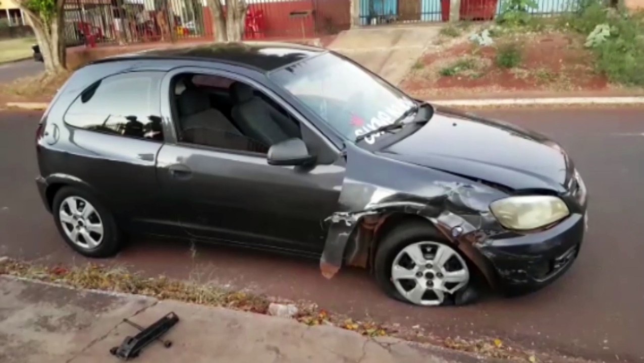 Clio e Celta se envolvem em acidente na Rua Par...