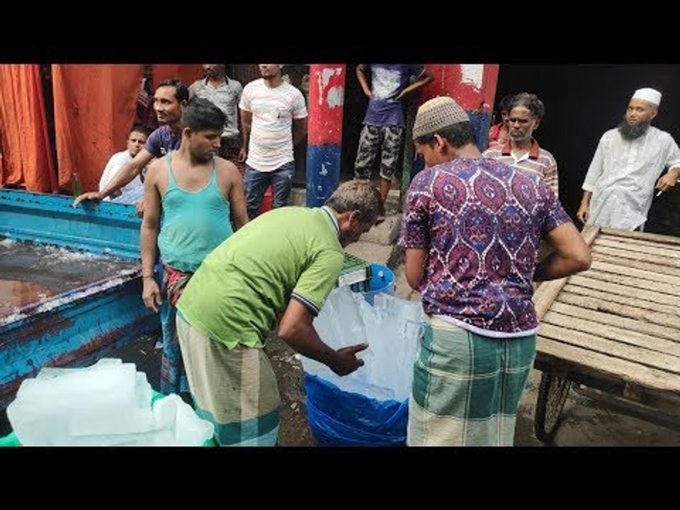 পিপাসা মেটাতে রোজাদাররা খাচ্ছেন ‘মাছের বরফ’ | jagonews24.com