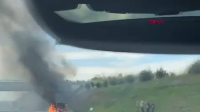 RİVA KUZEY MARMARA OTOYOLU'NDA KAMYONET YANGINI