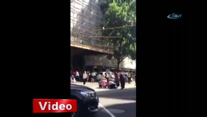 Avustralya’da bir araç yayaların arasına daldı