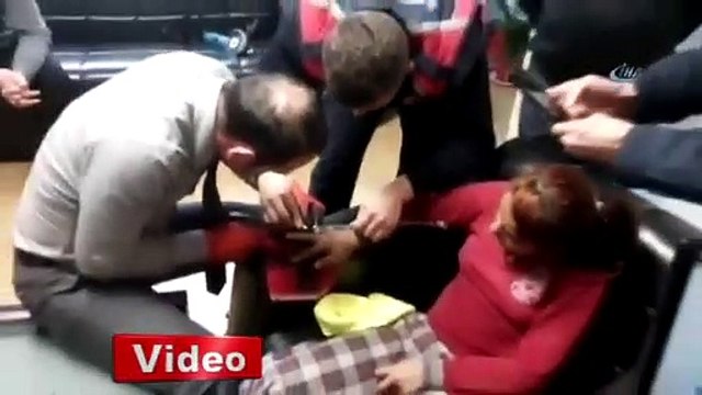Parmağına sıkışan yüzüğü itfaiye böyle çıkardı