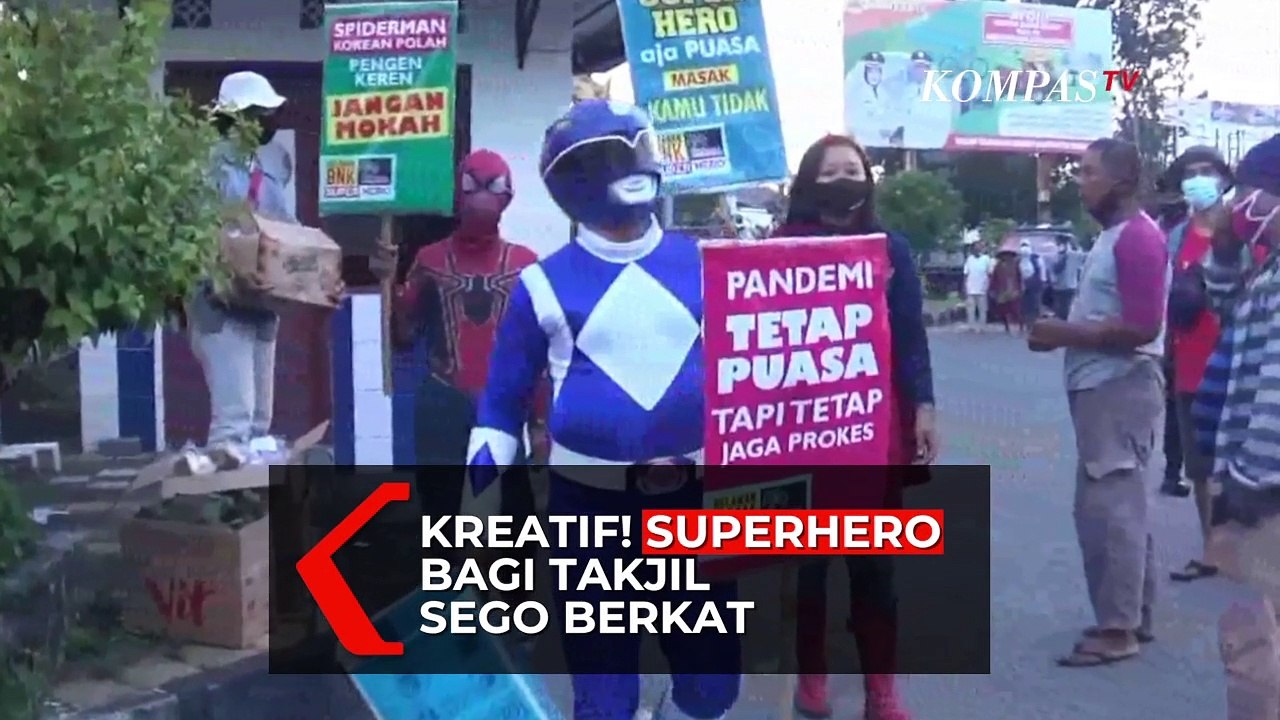 Power Rangers Hingga Spiderman Berbagi Takjil di Solo
