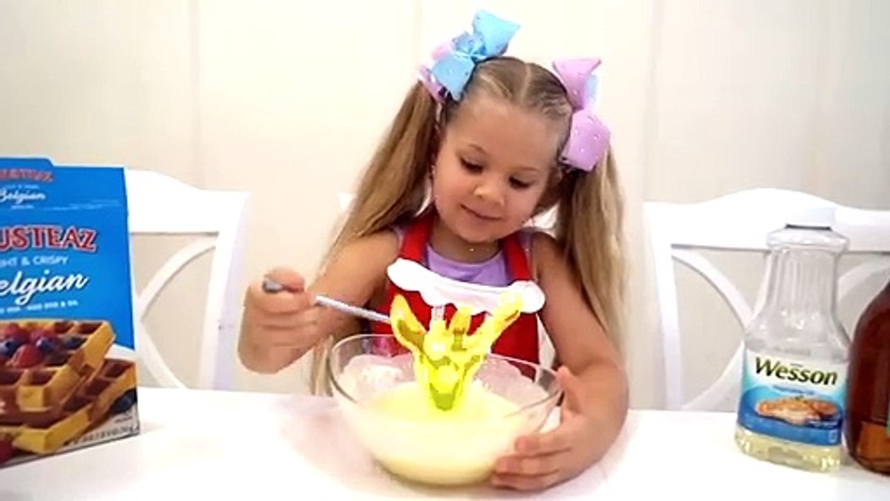 DIANA ET ROMA PRÉPARENT LE DESSERT POUR LEUR PAPA