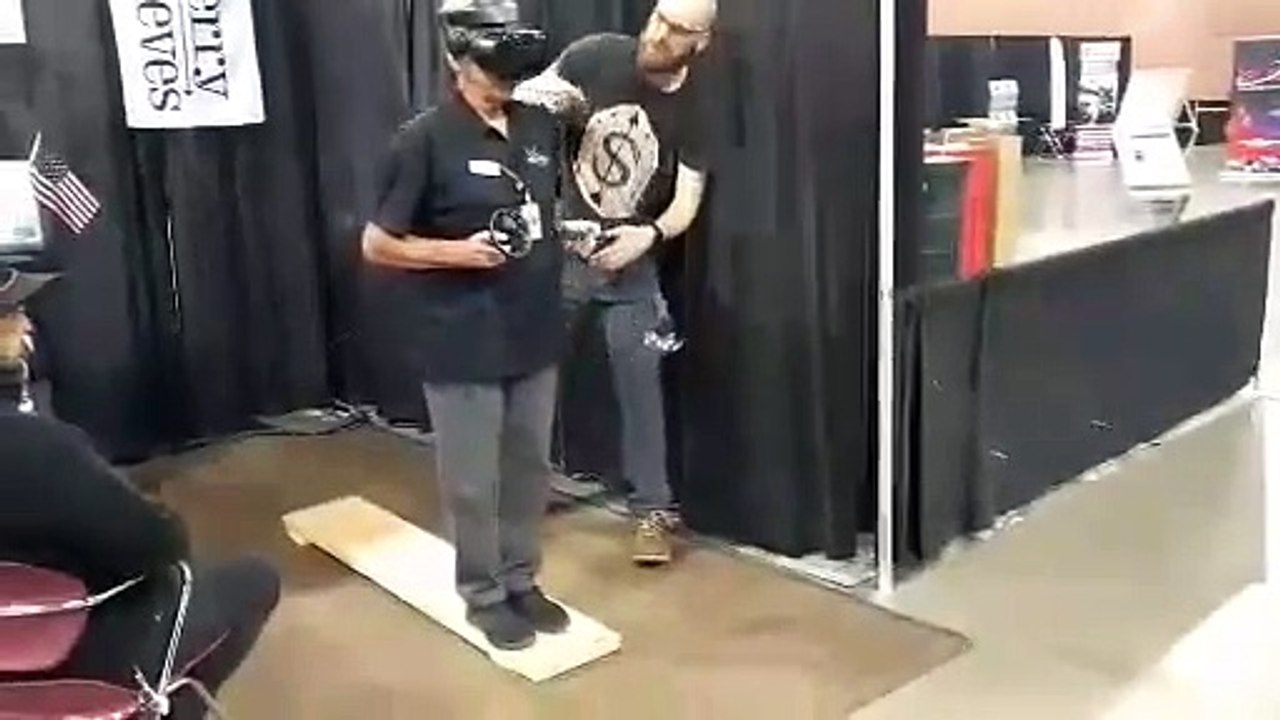 Ce papy tente un saut en parachute en réalité virtuelle ! Douloureux