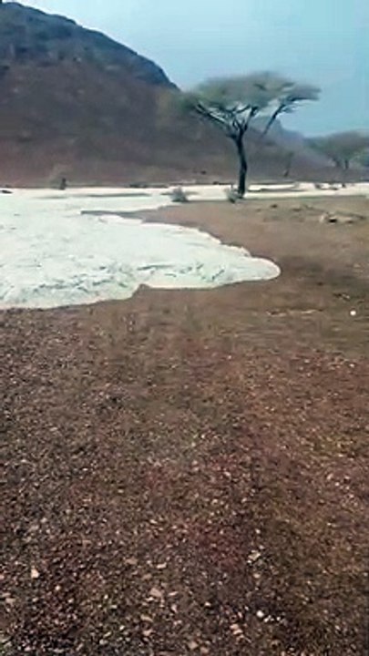 Inondation éclaire dans le désert après un orage de grêle