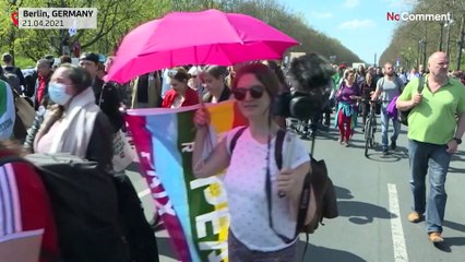 Mehr als 8.000 Corona-Leugner demonstrieren in Berlin