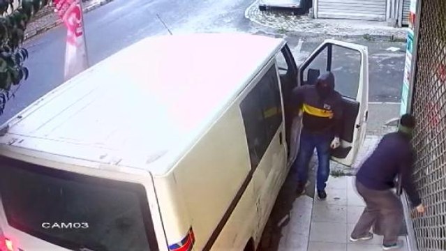 AVCILAR'DA HIRSIZLAR 4 DAKİKADA 20 BİN LİRALIK PERDE ÇALIP, KAYIPLARA KARIŞTILAR