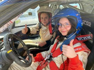 16 YAŞINDA RALLİ PİLOTU LİSANSINI ALAN DERİN, DOĞUM GÜNÜNÜ PİSTTE KUTLADI