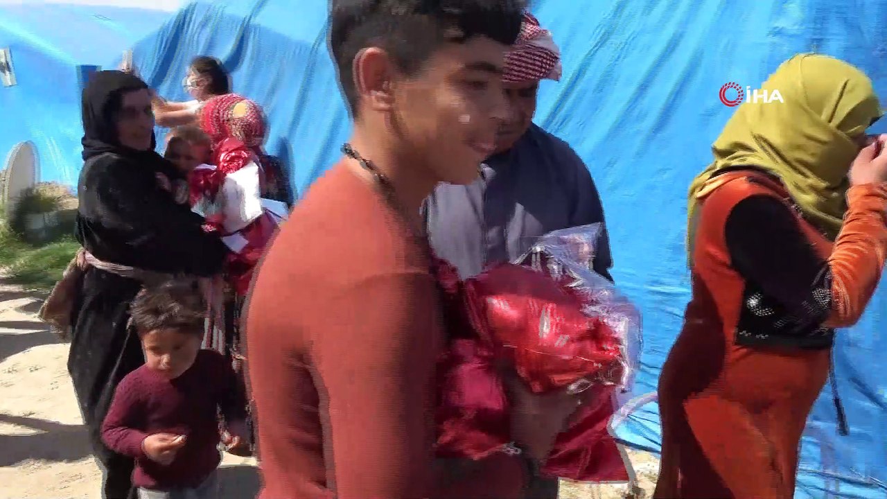 Çocuklara hediye dağıtımında izdiham