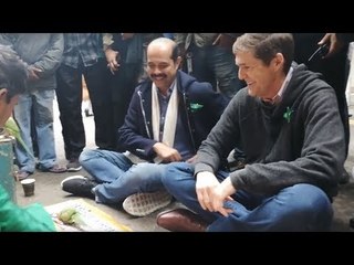 টিয়া পাখি দিয়ে ভাগ্য জানলেন যুক্তরাষ্ট্রের রাষ্ট্রদূত  | Jagonews24.com