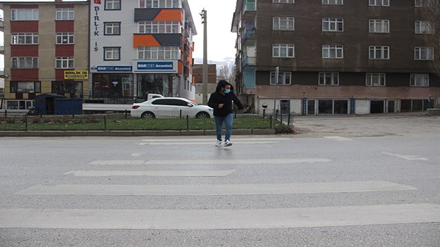 Erzurum’da bir garip yaya geçidi, başı var sonu yok