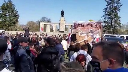 Almanya’da Covid-19 tedbirlerinin sertleştirilmesini öngören yasa tasarısı geçti, Berlin'de protestolar başladı