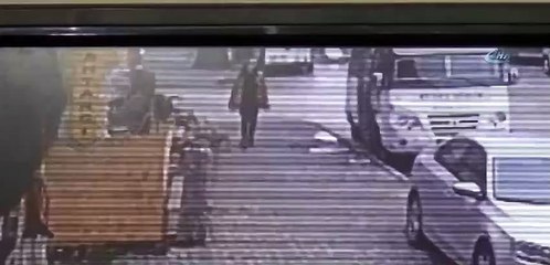 Kaldırımda yürürken genç kızın başına inşaat demiri düştü