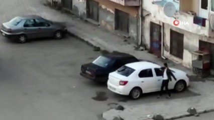 Husumetlisinin aracına saldırıp camlarını kırdı...O anlar kamerada