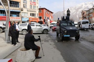 Son dakika haberi: VAKALARIN 2 KATINA ÇIKTIĞI HAKKARİ'DE POLİS, ZIRHLI ARAÇLARDAN UYARI YAPIYOR