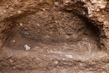 ADIYAMAN'DA İŞ MAKİNESİNİN GÖÇÜK OLUŞTURDUĞU ALANDA KAYA MEZARI ORTAYA ÇIKTI