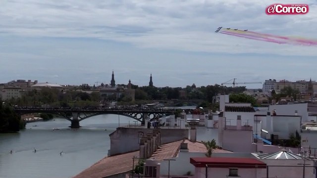La patrulla Águila del Ejército del Aire sobrevuela el cielo de Sevilla