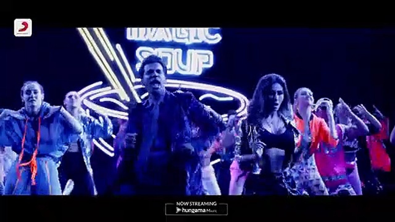 The_Naari_Naari_Song_-_Made_In_China___Rajkummar___Mouni___Vishal_Dadlani___Jonita___Sachin-Jigar(720p)
