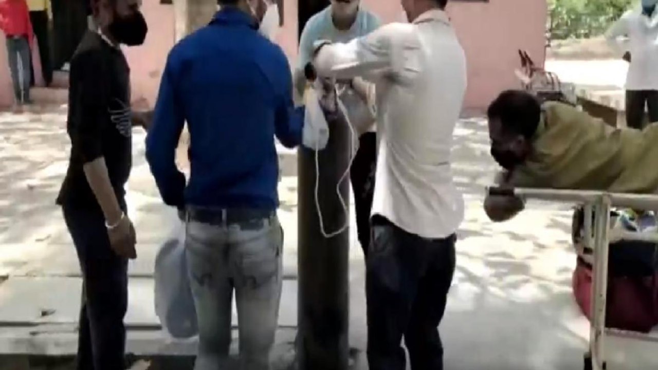 Relatives of Covid patient struggle to carry oxygen cylinder