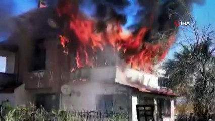 Ayvalık’ta ev yangınındaki sıcak anlar kameralara böyle yansıdı