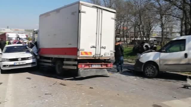 Freni boşalan kamyonet 6 araca çarptı: 1 yaralı