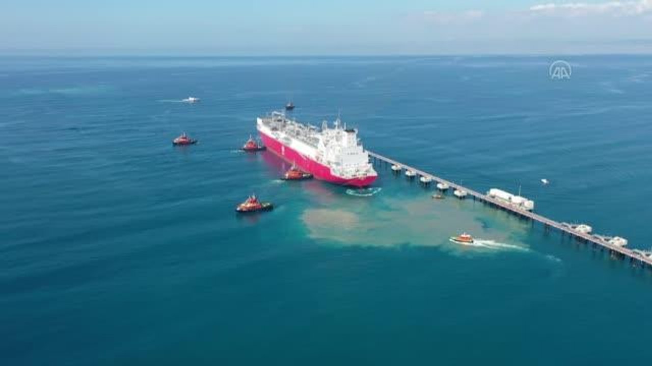 (DRONE) Türkiye'nin ilk FSRU'su Ertuğrul Gazi, Hatay'da BOTAŞ Dörtyol Terminali'ne yanaştı