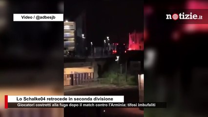 Schalke 04 retrocede dopo 30 anni, giocatori aggrediti dai tifosi: fuga dei calciatori dalla folla