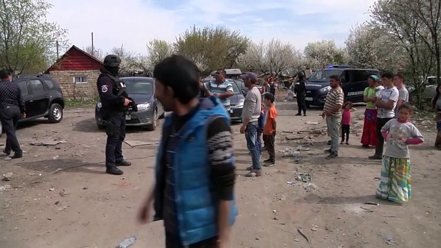 Romania: bruciare i cavi per fare due soldi e sfamare i figli. La storia degli abitanti di Vidra