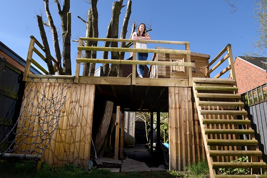 Council order treehouse to be removed for breaking privacy regulations