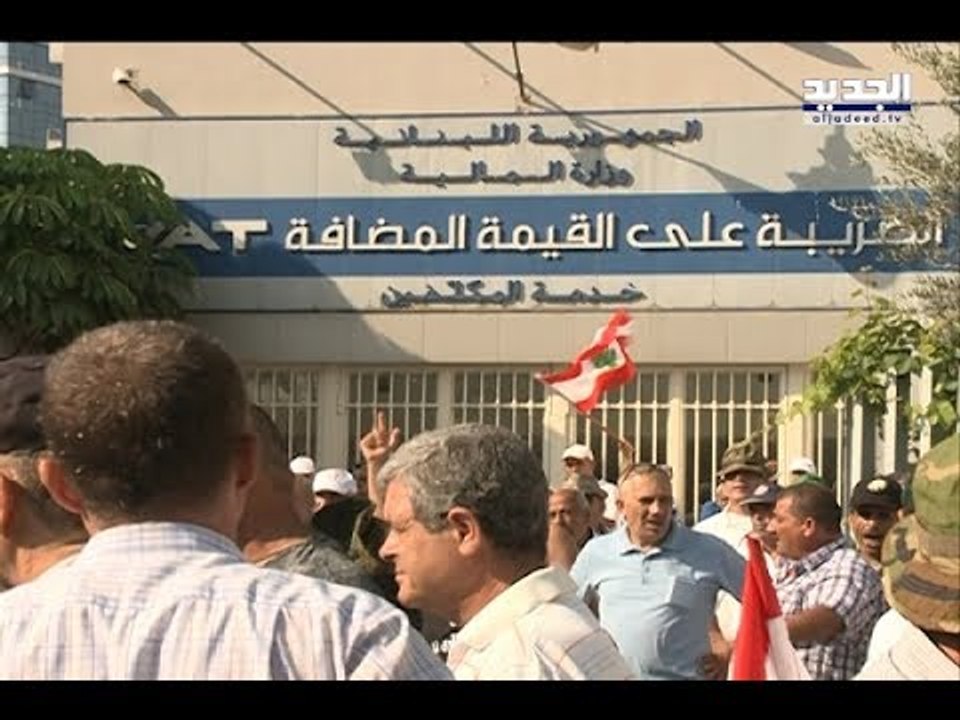 العسكريون المتقاعدون يواصلون التصعيد ويطوقون مبنى الـTVA - دارين دعبوس