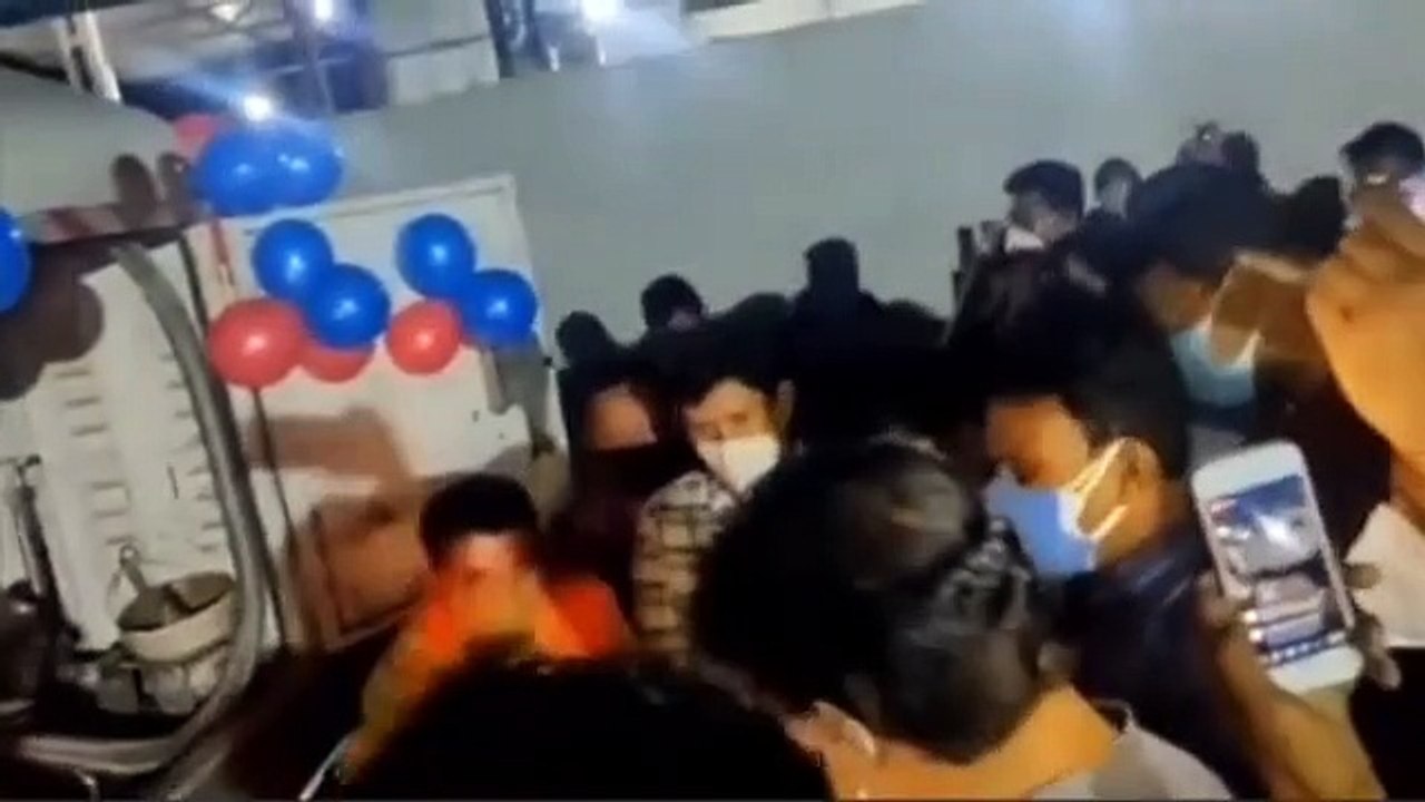 इंदौर: रिलायंस ने भेजी 30 टन ऑक्सीजन, अस्पताल पहुंचाने के बजाए फोटो खिंचवाने के लिए भाजपा नेताओं में मची होड़