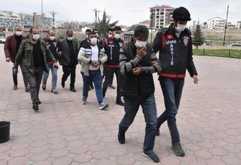 MUHTARIN OTOMOBİLİNİ DOLANDIRICILIK YÖNTEMİYLE GALERİYE SATAN 5 ŞÜPHELİ YAKALANDI