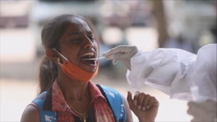 Download Video: La India supera los 300.000 casos diarios de covid y nuevo récord de muertos