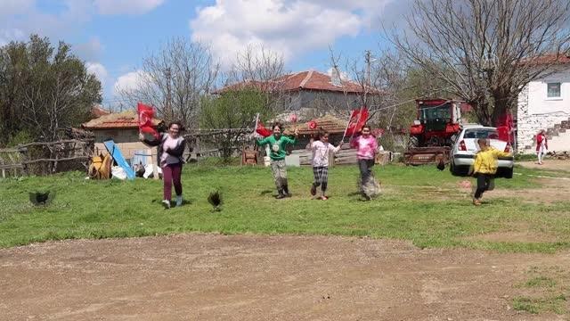 Son dakika haberi: KIRKLARELİ - Kırklareli Valisi Bilgin sınır köylerindeki çocuklara 23 Nisan'da evlerini süslemeleri için hediyeler gönderdi