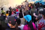 Lomo de Corvina: invasores celebran fiesta infantil con animadoras y un payaso