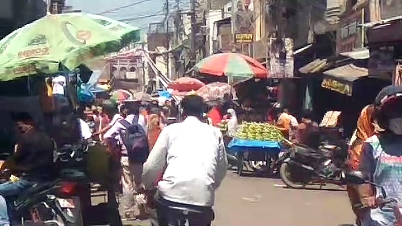 कोविड नियमों की जमकर उड़ाई जा रही धज्जियां