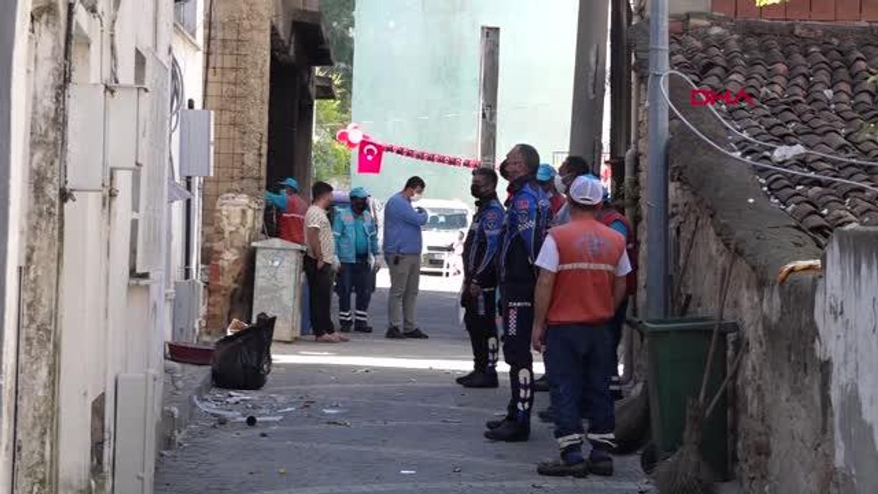 KUŞADASI'NDA YAŞLI ADAMIN YAŞADIĞI EVDEN 6 KAMYON ÇÖP ÇIKTI