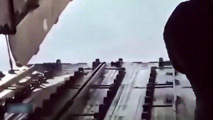 Selam verebilmek için neredeyse uçağın içine girecekti