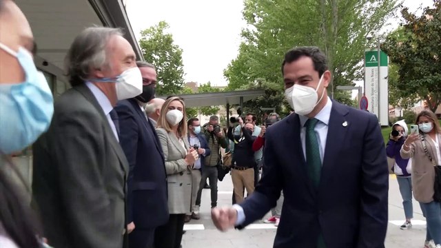 El presidente de la Junta de Andalucía visita el Hospital Materno Infantil Virgen de las Nieves
