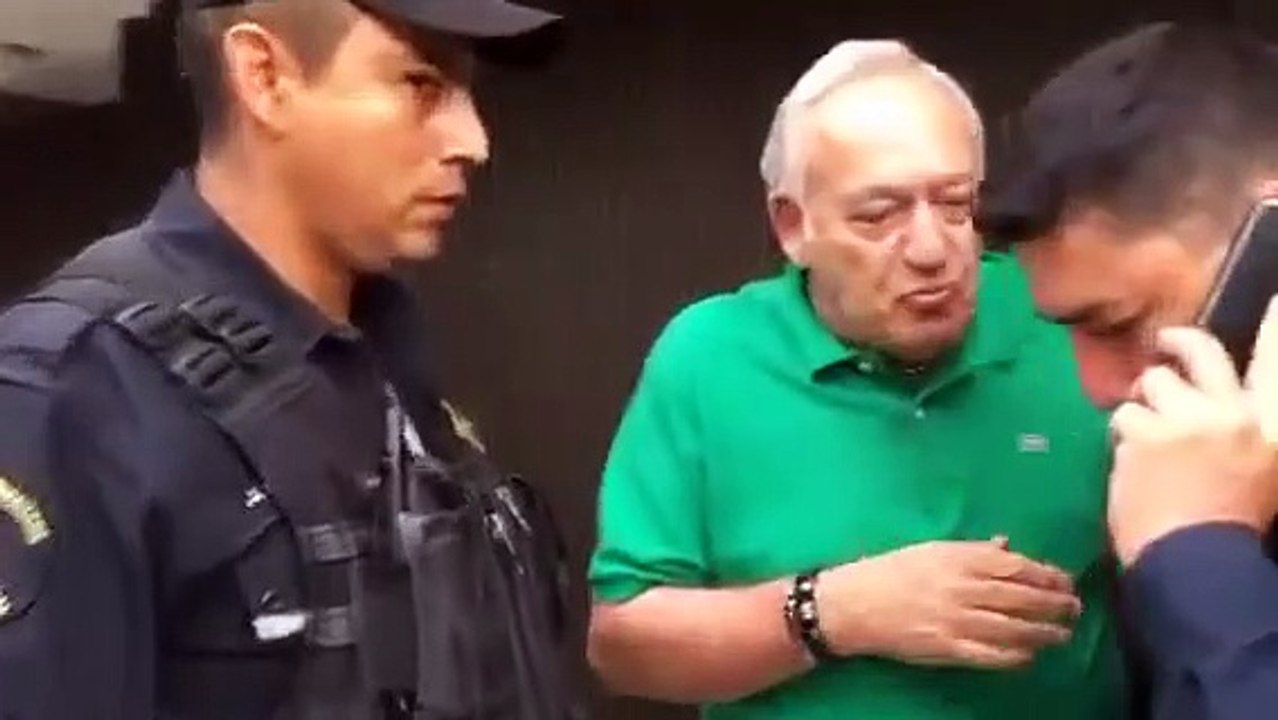 Arne aus den Ruthen Lord Lomas de Chapultepec se opone que quiten tubo de su calle. COMPLETO