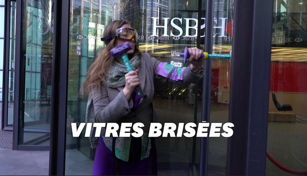 A Londres, des militantes d'Extinction Rebellion cassent les vitres de HSBC