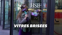 A Londres, des militantes d'Extinction Rebellion cassent les vitres de HSBC