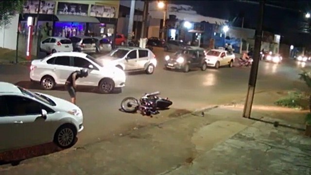 Após 'receber sinal de passagem' de carros parados, motorista avança em via preferencial e atinge motociclista